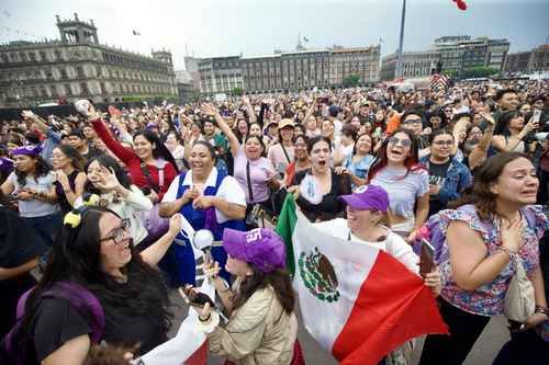 BTS-saluda-a-sus-fans-desde-un-balcon-de-Palacio-Nacional-junto-a-Claudia-Sheinbaum-2