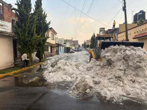 Granizada-en-Toluca-anega-vialidades-y-cubre-calles-de-blanco