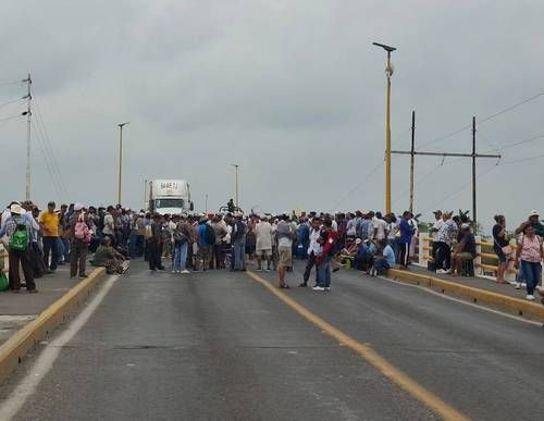 Pescadores-bloquean-puentes-y-casetas-en-Veracruz-y-Tamaulipas-para-exigir-apoyos-tras-derrame-de-hidrocarburo