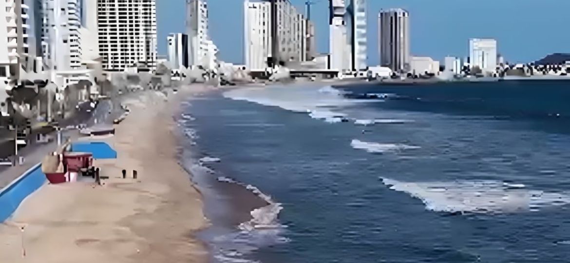 Alertan-por-mar-de-fondo-en-Mazatlan-olas-de-hasta-2-metros-y-rescates-en-playas