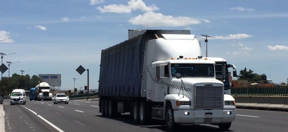Casa-Blanca-promueve-que-veteranos-reemplacen-a-camioneros-inmigrantes-tras-revocar-miles-de-licencias-comerciales