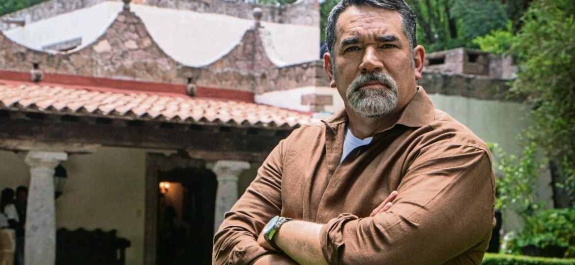 Eduardo-Santamarina-en-las-catas-deja-la-copa-a-sus-companeros-y-prefiere-las-tablitas-de-queso
