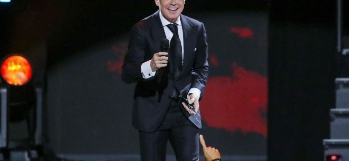 Luis-Miguel-reaparece-en-campana-por-los-100-anos-de-Coca-Cola-en-Mexico