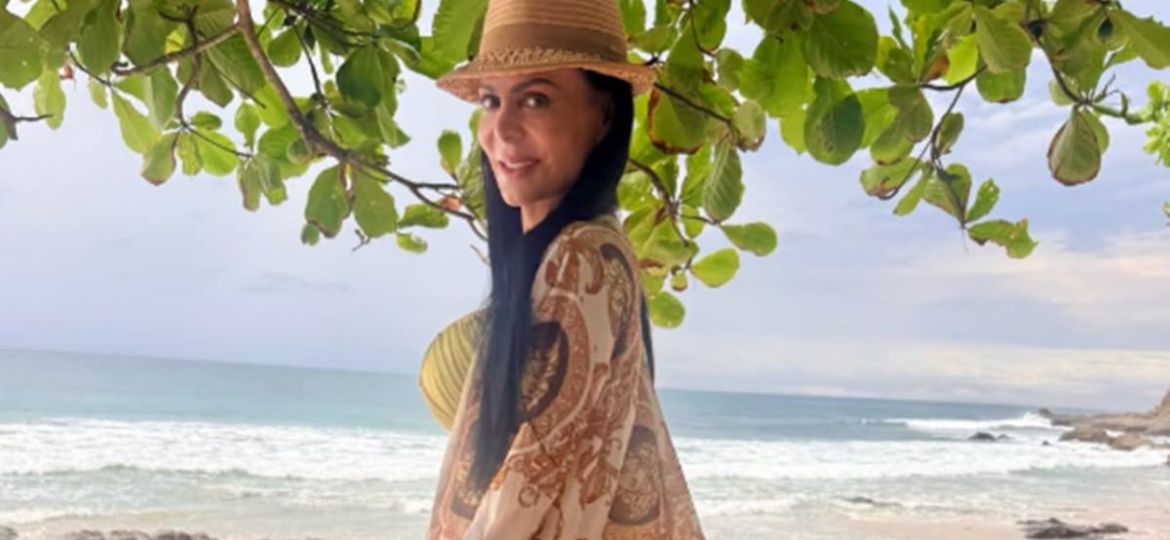 Maribel-Guardia-sorprende-con-abdomen-marcado-en-bikini-amarillo-a-los-67-anos