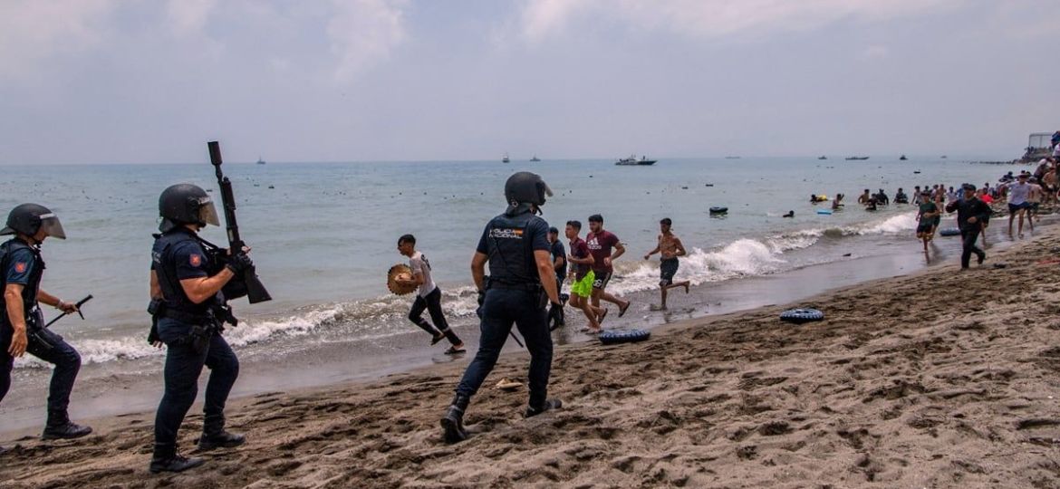 Marruecos-emplea-gases-lacrimogenos-y-canones-de-agua-para-dispersar-a-migrantes-en-la-frontera-con-Ceuta