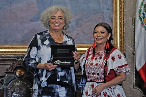 Angela-Davis-recibe-las-Llaves-de-la-Ciudad-de-Mexico-por-su-lucha-en-defensa-de-los-derechos