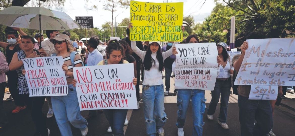 Aspirantes-aceptados-protestan-frente-a-Rectoria-de-la-UNAM-y-rechazan-examen-de-control