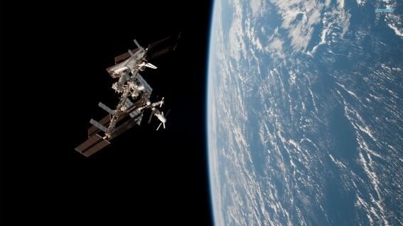 Astronautas-realizan-caminata-espacial-para-instalar-antena-de-comunicaciones-en-la-EEI