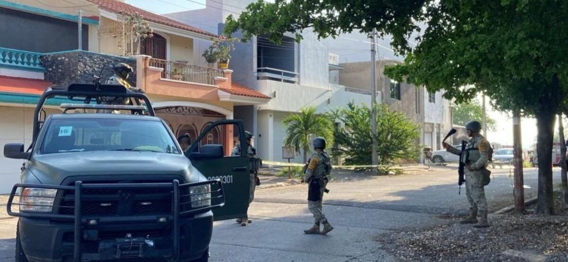Atacan-e-incendian-edificio-en-Montebello-Culiacan-rescatan-a-cinco-personas-de-la-azotea