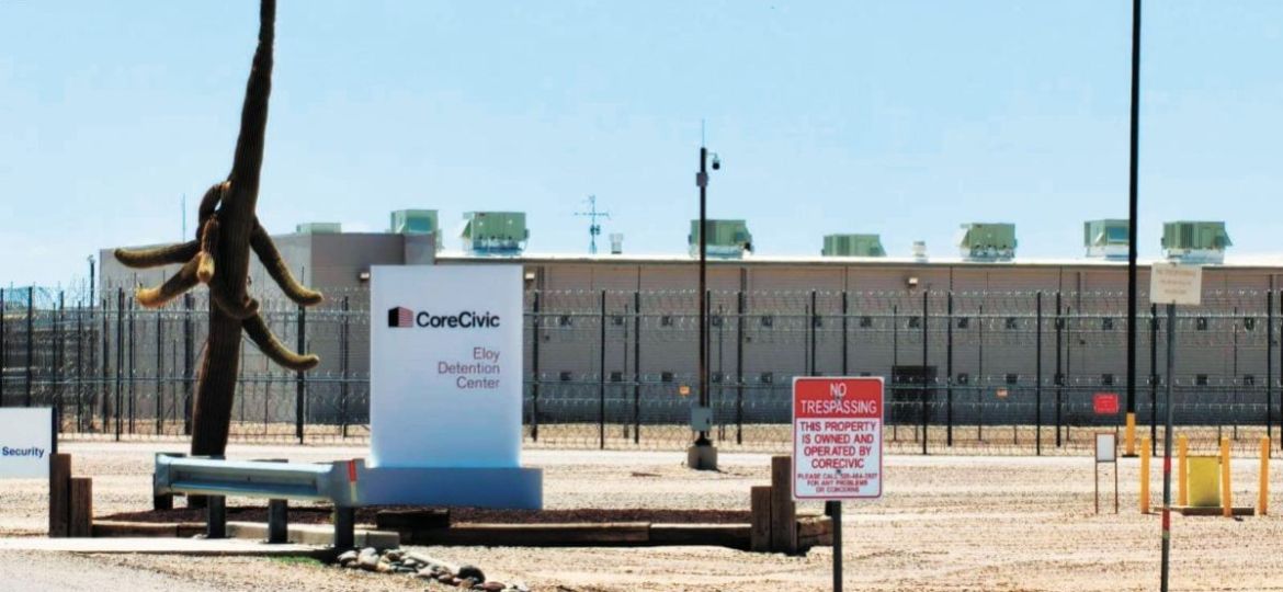 Centro-de-detencion-de-Eloy-alberga-a-mas-de-mil-300-migrantes-en-Arizona