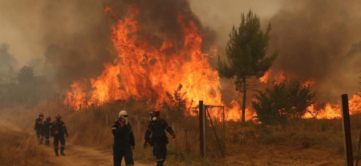 Chocan-dos-helicopteros-mientras-combatian-un-incendio-forestal-en-Grecia