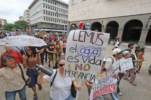 Cientos-marchan-en-Guadalajara-para-exigir-agua-limpia-y-rechazar-la-privatizacion-del-SIAPA