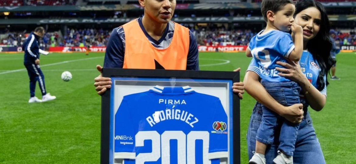 Cruz-Azul-reconoce-a-Charly-Rodriguez-por-sus-200-partidos-con-La-Maquina
