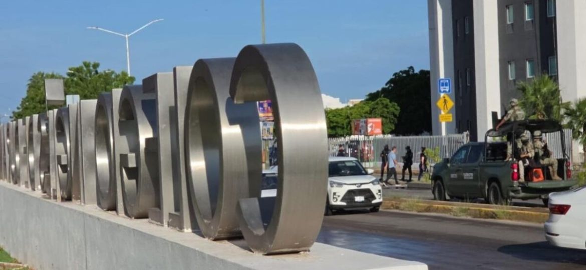 Dejan-corona-funebre-y-mensaje-intimidatorio-en-colegio-privado-de-Culiacan