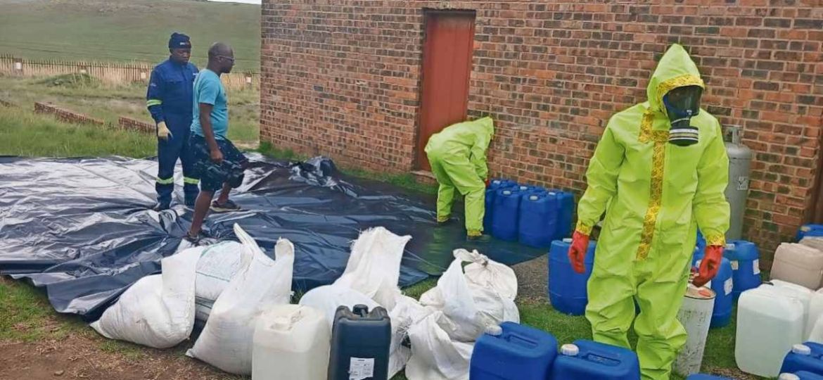 Detienen-a-dos-mexicanos-durante-operativo-contra-laboratorio-de-metanfetamina-en-Sudafrica