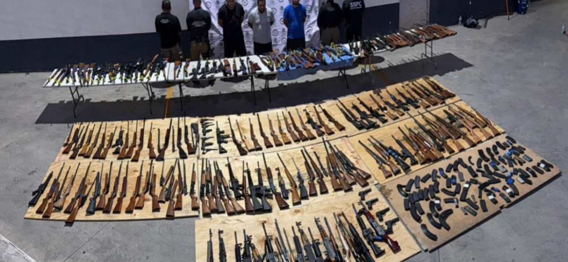 Detienen-a-tres-personas-y-aseguran-210-armas-provenientes-de-Texas-en-Nuevo-Leon