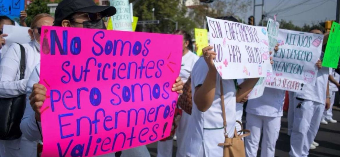 Enfermeros-bloquean-Eje-3-frente-al-Hospital-de-Pediatria-del-CMN-Siglo-XXI