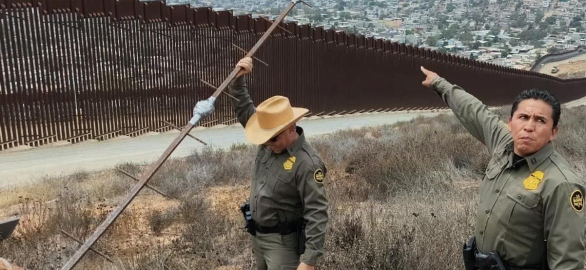 Escaleras-improvisadas-ponen-en-riesgo-a-migrantes-que-intentan-cruzar-el-muro-fronterizo
