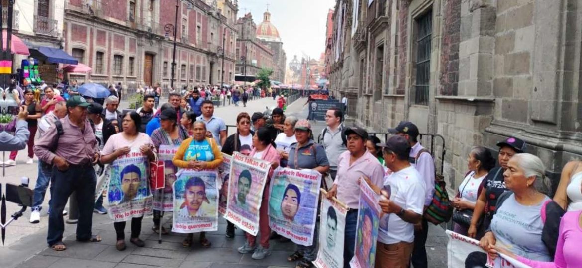 Familiares-de-los-43-de-Ayotzinapa-llegan-a-Palacio-Nacional-para-reunirse-con-Sheinbaum
