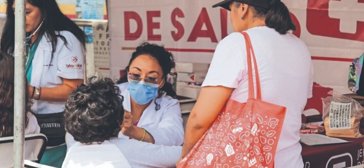 Familias-aprovechan-certificados-medicos-y-cortes-de-cabello-gratuitos-en-Iztacalco
