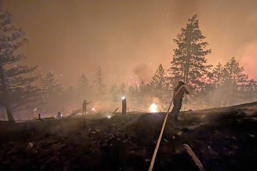 Incendios-forestales-obligan-a-evacuar-a-mas-de-20-mil-personas-en-Canada-y-mantienen-en-alerta-al-oeste-de-EU