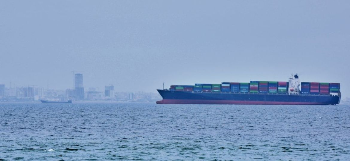 Iran-condiciona-reapertura-del-estrecho-de-Ormuz-a-compensacion-de-EU-y-avanza-con-Oman-en-nueva-ruta