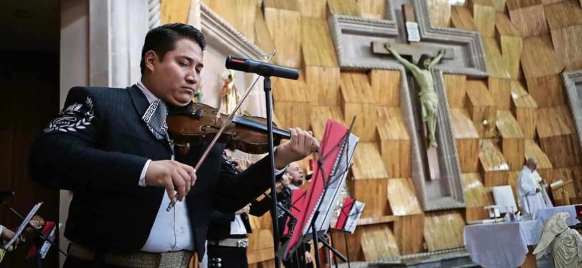 Juan-Gabriel-es-recordado-con-mariachi-y-Amor-eterno-en-Ciudad-Juarez