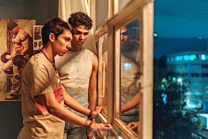 Julian-Hernandez-explora-el-deseo-y-la-distancia-en-Los-demonios-del-amanecer