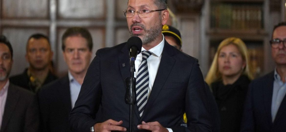 Ministro-de-Vivienda-de-Colombia-enfrenta-criticas-por-aparecer-en-una-playa-durante-crisis-sismica