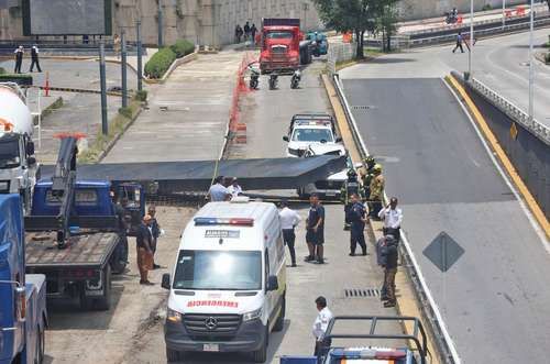 Muere-mujer-tras-caer-estructura-metalica-sobre-su-camioneta-en-Huixquilucan