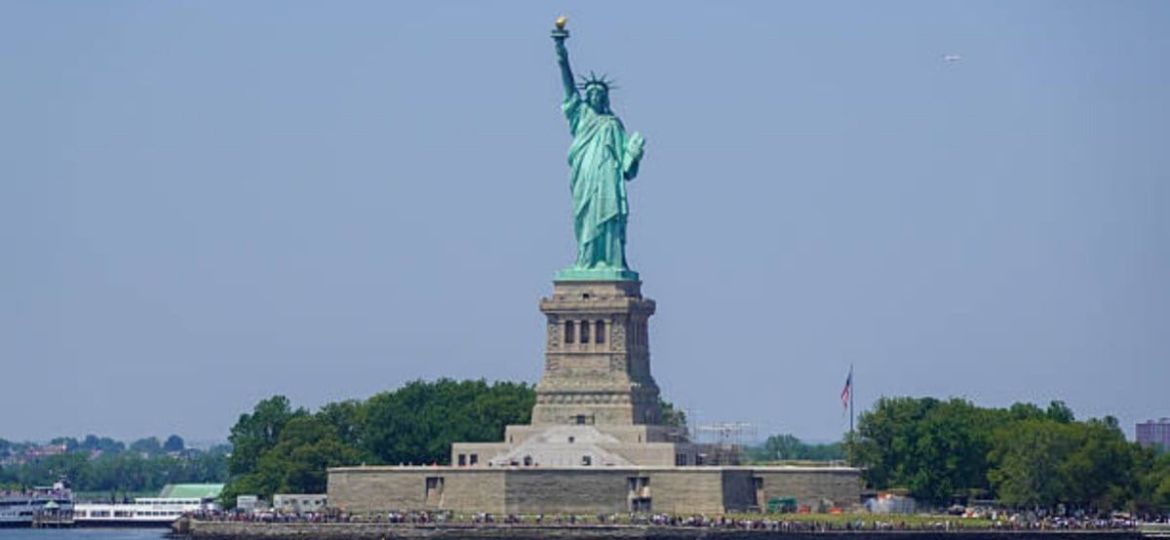 Mueren-una-mujer-y-una-bebe-tras-volcarse-una-embarcacion-cerca-de-la-Estatua-de-la-Libertad