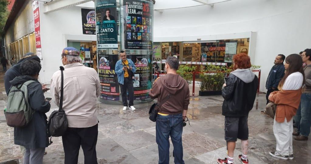 Poetas-LGBT-protestan-contra-Paco-Ignacio-Taibo-II-con-lectura-frente-al-FCE