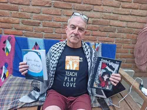 Proyecto-Manos-arriba-busca-amplificar-las-voces-de-ninos-de-Gaza-mediante-arte-y-educacion