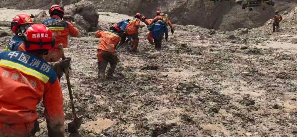 Rescatan-con-vida-a-una-nina-tras-casi-60-horas-bajo-los-escombros-de-una-riada-en-Nepal