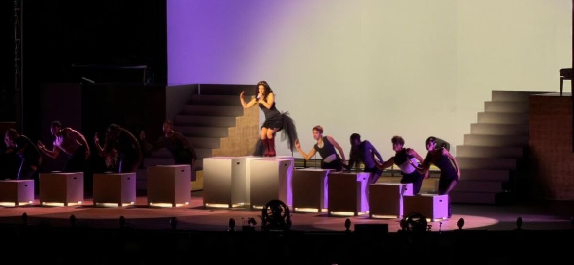 Rosalia-conquista-el-Palacio-de-los-Deportes-con-ballet-orquesta-en-vivo-y-Kenia-Os