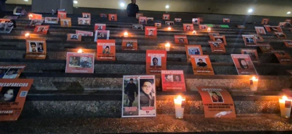 Sabuesos-Guerreras-ilumina-Palacio-de-Gobierno-en-Culiacan-para-exigir-que-cesen-las-desapariciones