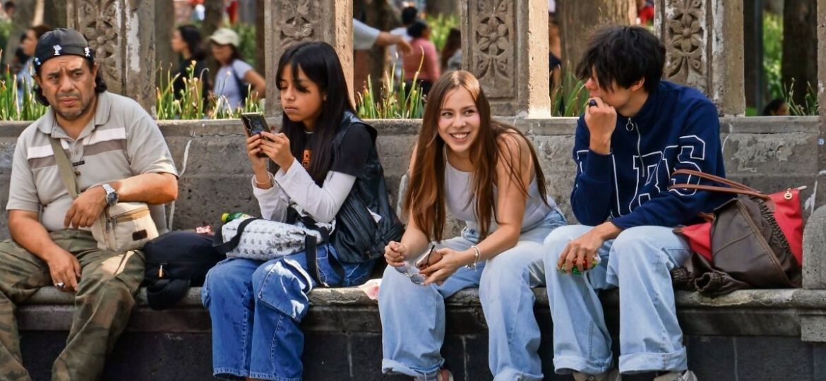 Sheinbaum-consultara-a-mas-de-un-millon-de-docentes-sobre-el-uso-de-celulares-en-escuelas