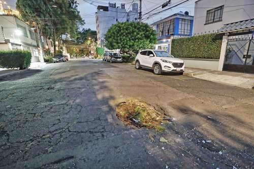 Socavon-reaparece-en-calle-Xochicalco-y-vecinos-alertan-por-riesgo-vial-en-Benito-Juarez