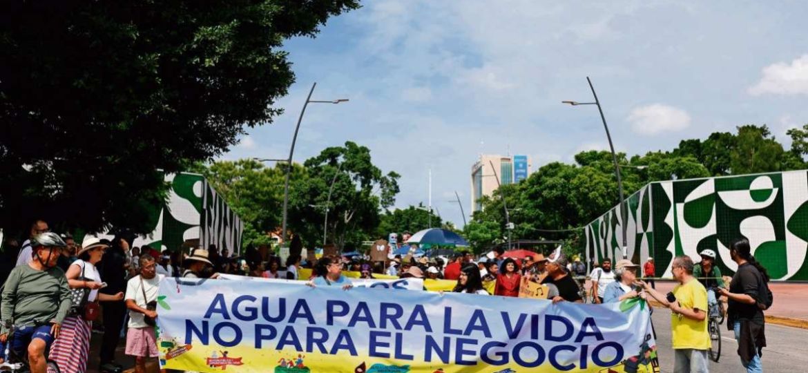 Tapatios-marchan-en-Guadalajara-para-exigir-agua-limpia-y-atencion-a-la-crisis-hidrica