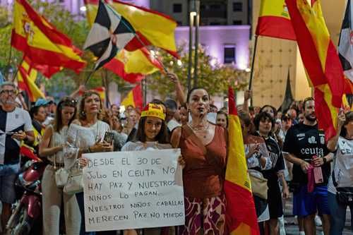 Ultraderecha-espanola-marcha-en-Ceuta-contra-la-llegada-de-migrantes-desde-Marruecos