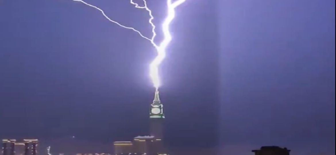 VIDEO-Rayo-impacta-la-Torre-del-Reloj-de-La-Meca-durante-una-tormenta-electrica