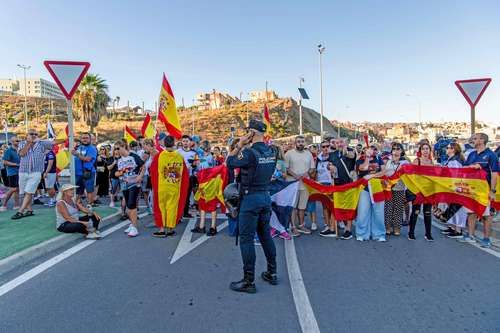 Vecinos-de-Ceuta-vuelven-a-protestar-contra-la-llegada-de-migrantes-y-llaman-a-evitar-la-violencia