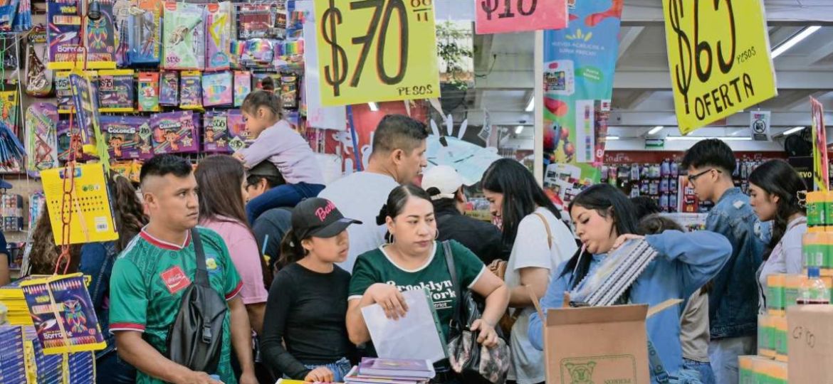 Ventas-de-utiles-escolares-repuntan-en-la-calle-Mesones-previo-al-regreso-a-clases