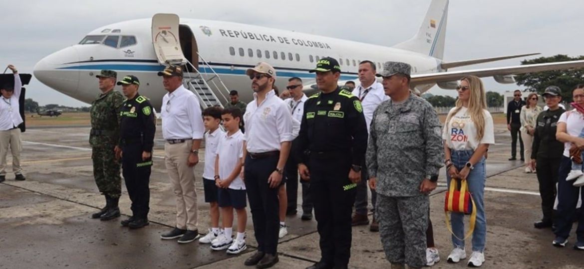 Visita-de-Abelardo-de-la-Espriella-a-Buenaventura-causa-polemica-por-entrega-de-balones
