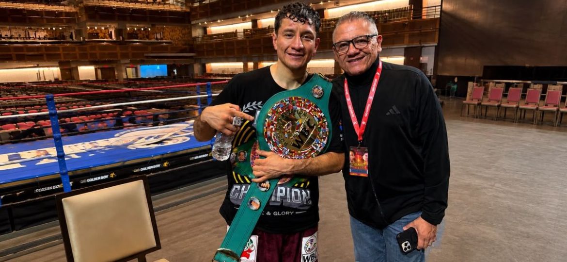 William-El-Camaron-Zepeda-vence-a-Lamont-Roach-y-conquista-el-titulo-ligero-del-CMB