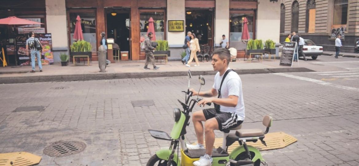 Bicimotos-electricas-circulan-sin-casco-y-en-sentido-contrario-en-el-Centro-Historico-de-CDMX