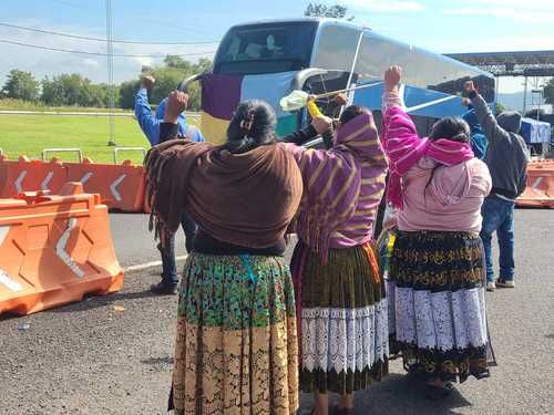 Comunidades-otomies-bloquean-carreteras-y-acceso-a-Los-Azufres-en-Michoacan