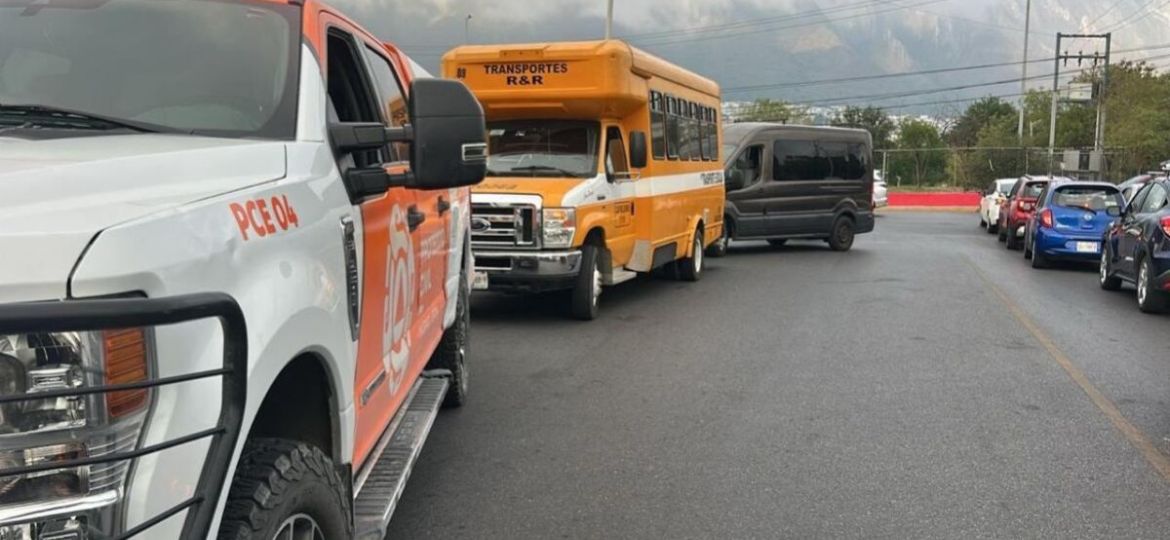 Nina-de-10-anos-resulta-lesionada-al-caer-de-transporte-escolar-en-Monterrey