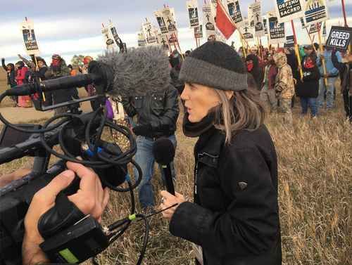 ¡Roba-esta-historia-por-favor-retrata-la-resistencia-de-Democracy-Now-ante-la-presion-politica-y-mediatica